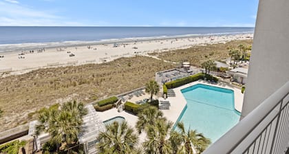 LUXURY PENTHOUSE WITH OCEAN VIEWS, POOLS & WALK TO BEACH HILTON HEAD