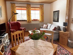 Fernseher, DVD-Player, Stereoanlage