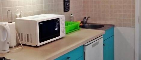 Réfrigérateur, micro-ondes, plaque de cuisson, congélateur
