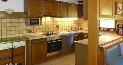 Wunderbares alleinstehendes Ferienhaus mit W-LAN, TV, Terrasse, Haustiere erlaubt und Parkplatz