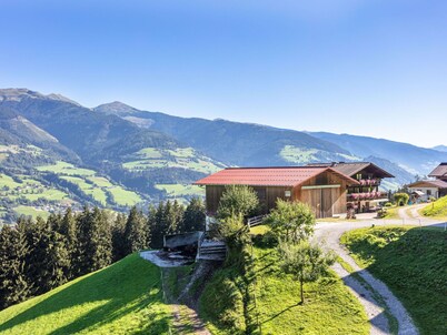 Wonderful private villa for 24 guests with WIFI, TV, terrace and pets allowed