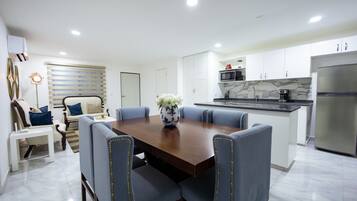 1 habitación, cubrecamas, decoración personalizada y muebles diferentes