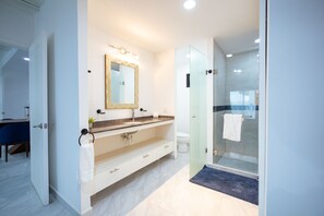 1 Bedroom Suite | Baño | Ducha y cabezal de ducha tipo lluvia