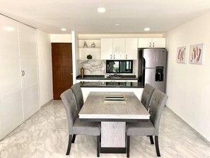Frigobar, microondas, placa de cocina, cafetera/tetera