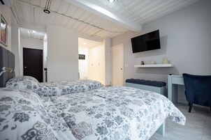 Cubrecamas, decoración personalizada, muebles diferentes y escritorio 