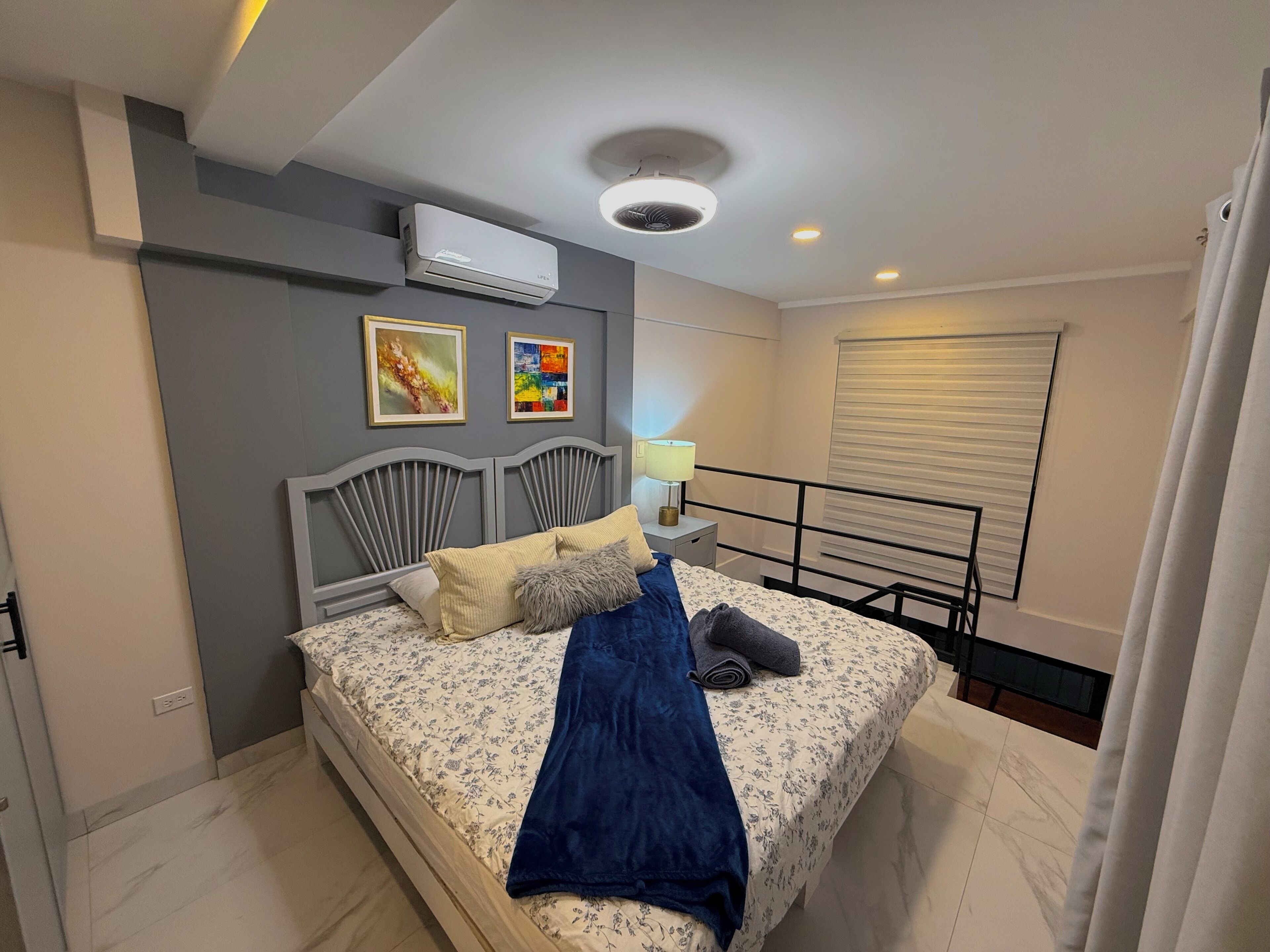 Departamento Elite, 1 habitación, cocina, vista parcial al océano | Edredón, decoración personalizada, muebles diferentes y escritorio 