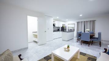 3 Bedroom Suite | Sala de estar | Una Smart TV