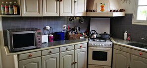 Een koelkast, een magnetron, een oven, een kookplaat