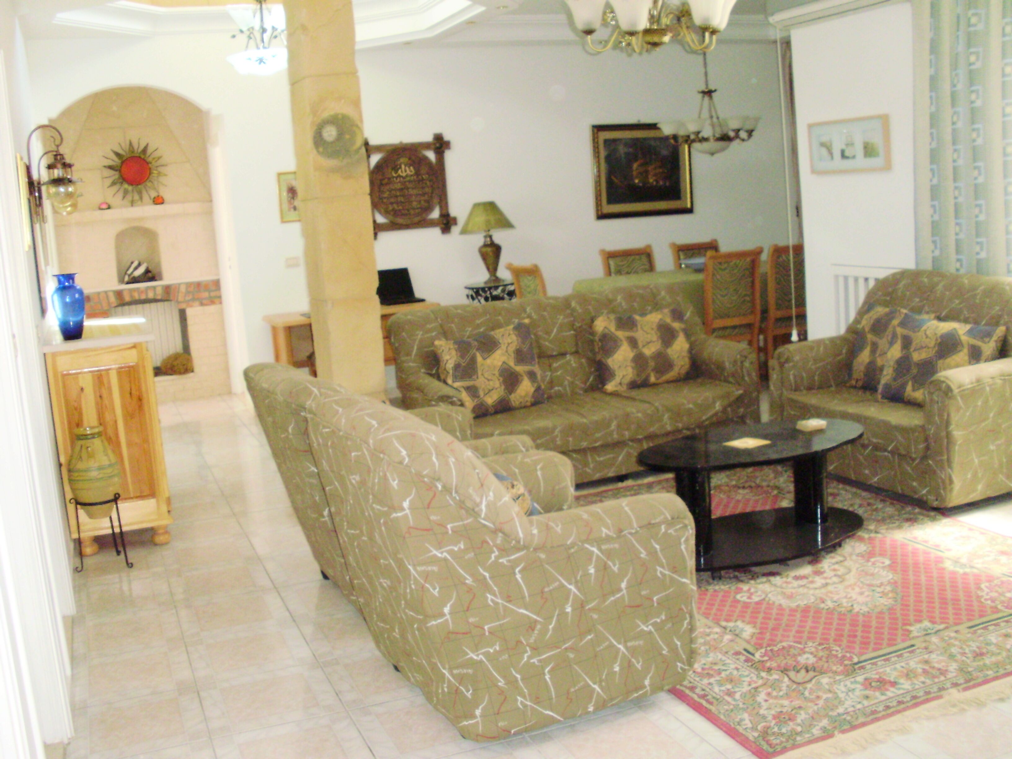 Televisio, DVD-soitin, kirjoja, musiikkikirjasto