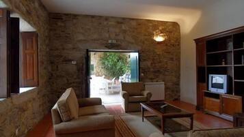 TV, fireplace, DVD player, stereo