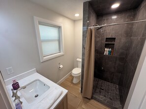 Combined shower/bathtub, jetted bath, hair dryer, towels