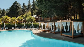 Una piscina al aire libre (de 11:00 a 20:00), sombrillas, tumbonas