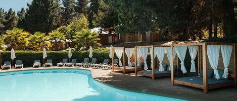 Udendørs pool, åben fra kl. 11.00 til kl. 20.00, parasoller, liggestole