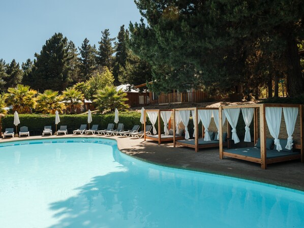 Piscine extérieure, parasols de plage, chaises longues