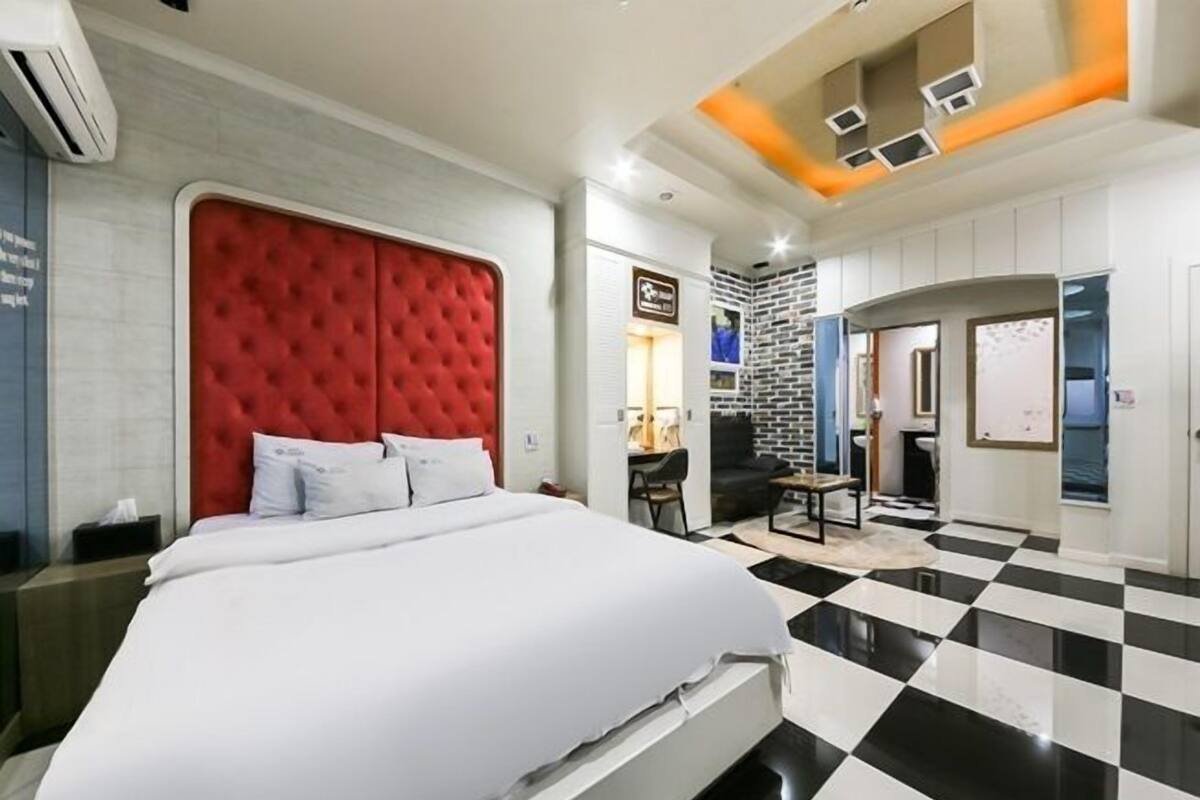 Deluxe Twin PC Room | Escritorio, espacio para trabajar con laptop y wifi gratis 