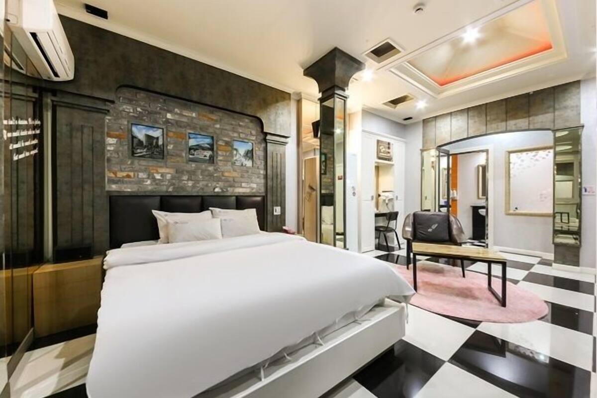 Habitación doble estándar | Escritorio, espacio para trabajar con laptop y wifi gratis 