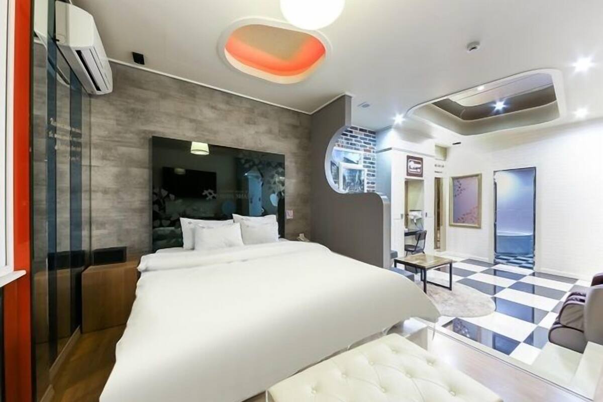 Suite Double Room | Escritorio, espacio para trabajar con laptop y wifi gratis 