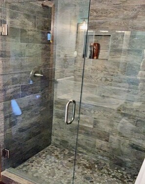 Duschwanne, Handtücher, Seife, Shampoo