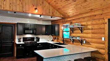 Full-size fridge, microwave, oven, stovetop