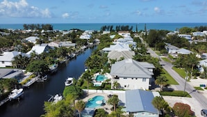 Un quartier résidentiel doté d’un port de plaisance, de maisons et d’une piscine.