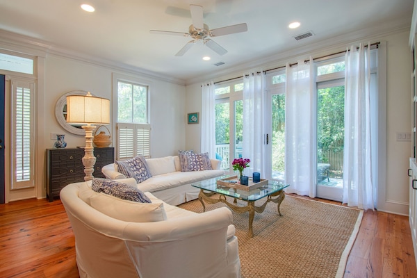 Living area to outside deck