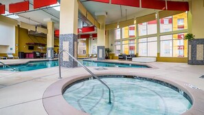 Inomhuspool och utomhuspool