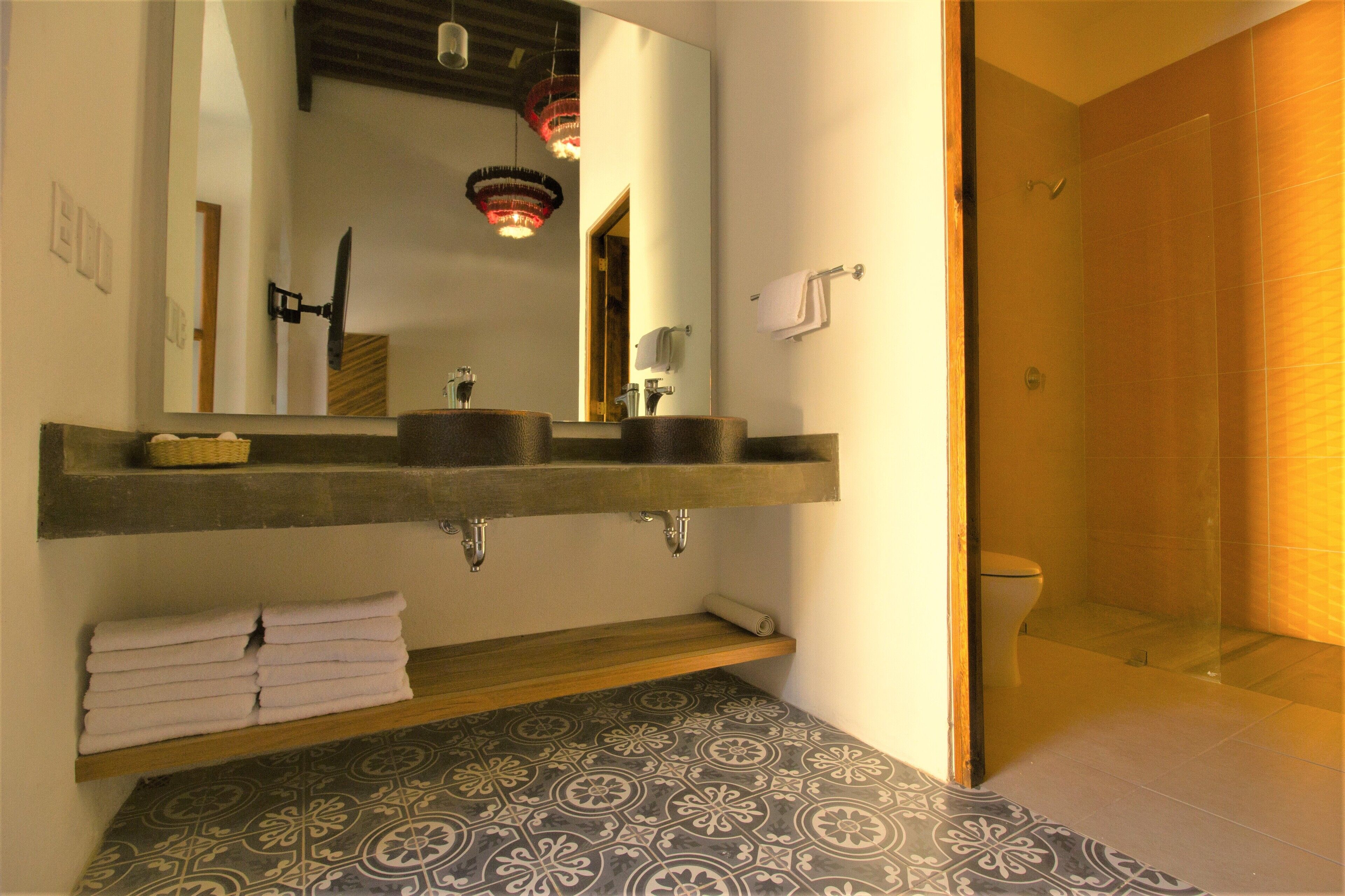 shower, free toiletries, hair dryer, towels