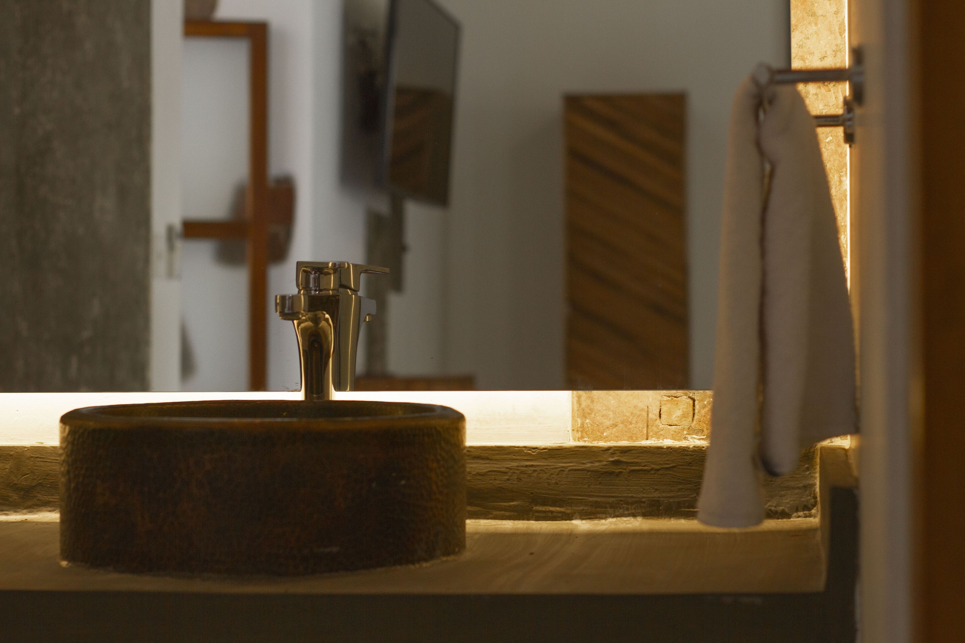 deluxe double room | bathroom sink