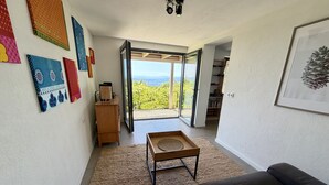 Un salon moderne avec un canapé, une table basse et une bibliothèque.