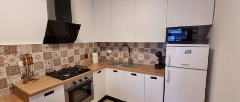 Frigorifero, microonde, forno, piano cottura