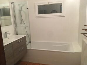 Ensemble baignoire-douche, séchoir à cheveux, serviettes fournies