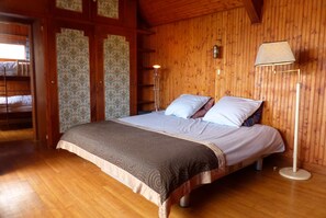 3 makuuhuonetta, silitysrauta/-lauta, vauvan matkasänky, vuodevaatteet