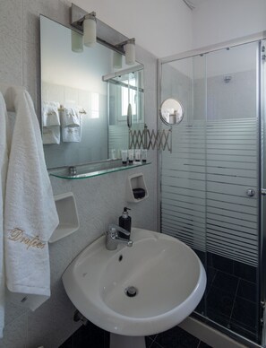 Shower, hair dryer, towels, soap - Drafies House (Mykonos)