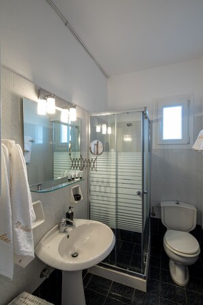 Shower, hair dryer, towels, soap - Drafies House (Mykonos)