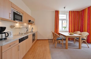 Køleskab, mikrobølgeovn, ovn, kogeplade