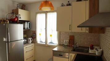 KĂŒhlschrank, Mikrowelle, GeschirrspĂŒler