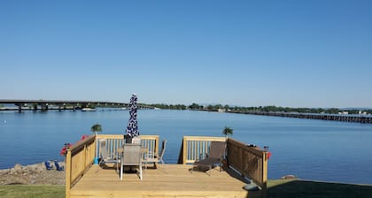 Year-Round: Amazing Sunrises, 150ft Shore, Private Boat Launch/Dock, Hot Fishing