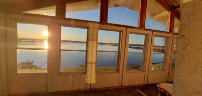 Year-Round: Amazing Sunrises, 150ft Shore, Private Boat Launch/Dock, Hot Fishing