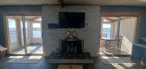 Interior - Year-Round: Amazing Sunrises, 150ft Shore, Private Boat Launch/Dock, Hot Fishing (Alburg)