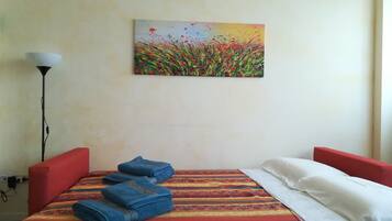 1 habitación, tabla de planchar con plancha, wifi y ropa de cama