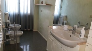 Shower, hair dryer, bidet, towels - Casa Patricia 2 - Como Lake - Historical Center - Ancient Walls (Como)