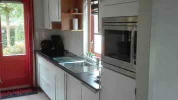 Een koelkast, een magnetron, een oven, een vaatwasser