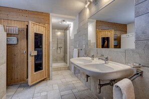 Douche, sèche-cheveux, bidet, serviettes fournies