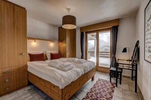 4 habitaciones, tabla de planchar con plancha, wifi y ropa de cama 