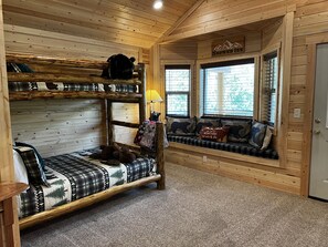3 bedrooms, iron/ironing board, travel cot, free WiFi - Spacious cabin with a hot tub and minutes from the river (Island Park)