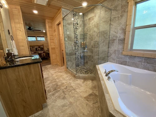 Spacious cabin with a hot tub and minutes from the river