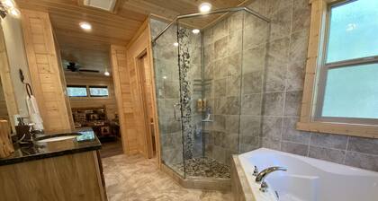 Spacious cabin with a hot tub and minutes from the river