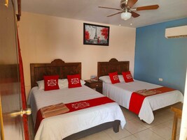 Tabla de planchar con plancha, wifi gratis y ropa de cama 