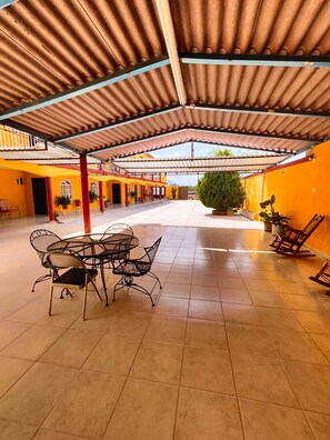 32-inch TV with cable channels - Hotel Posada Santa Elena (Parras)