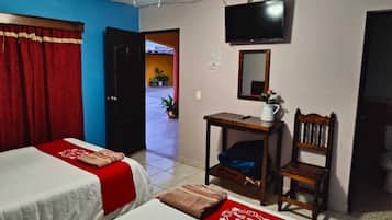 Habitació estàndard, 2 llits dobles | Planxa i posts de planxar, wifi gratuïta i roba de llit
